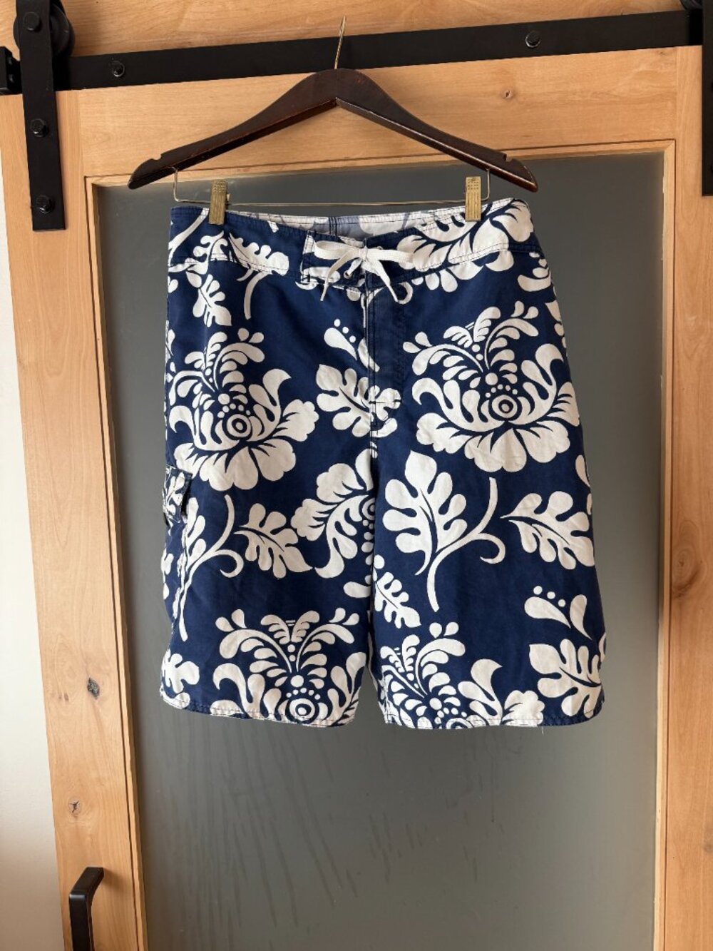 Vintage 90s / 00s Quiksilver Hawaiian Floral Boardshorts Navy White Size 34